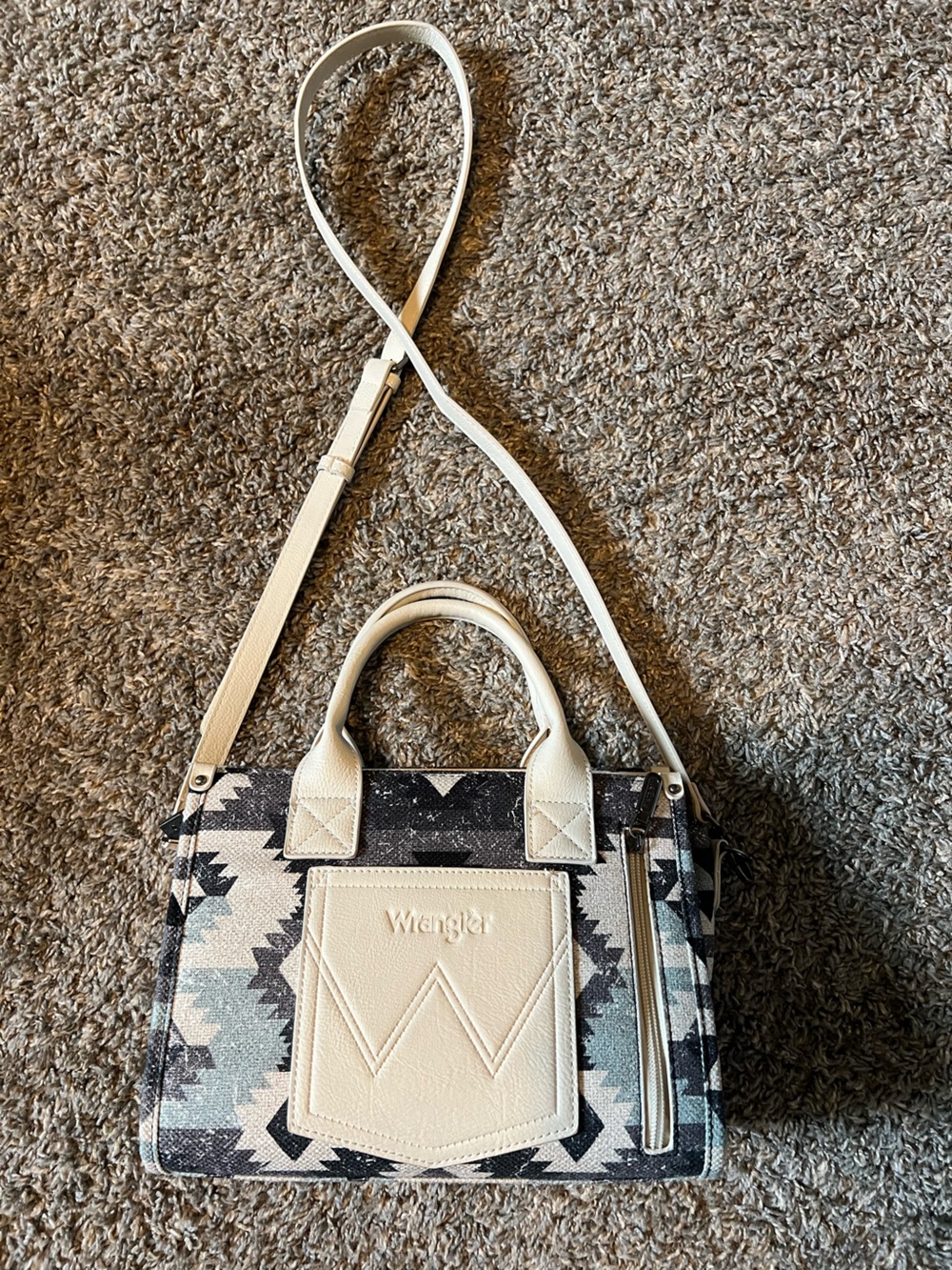 Wrangler Concealed Purse in an Aztec/Geometric Print Crossbody - Picture 2 of 9